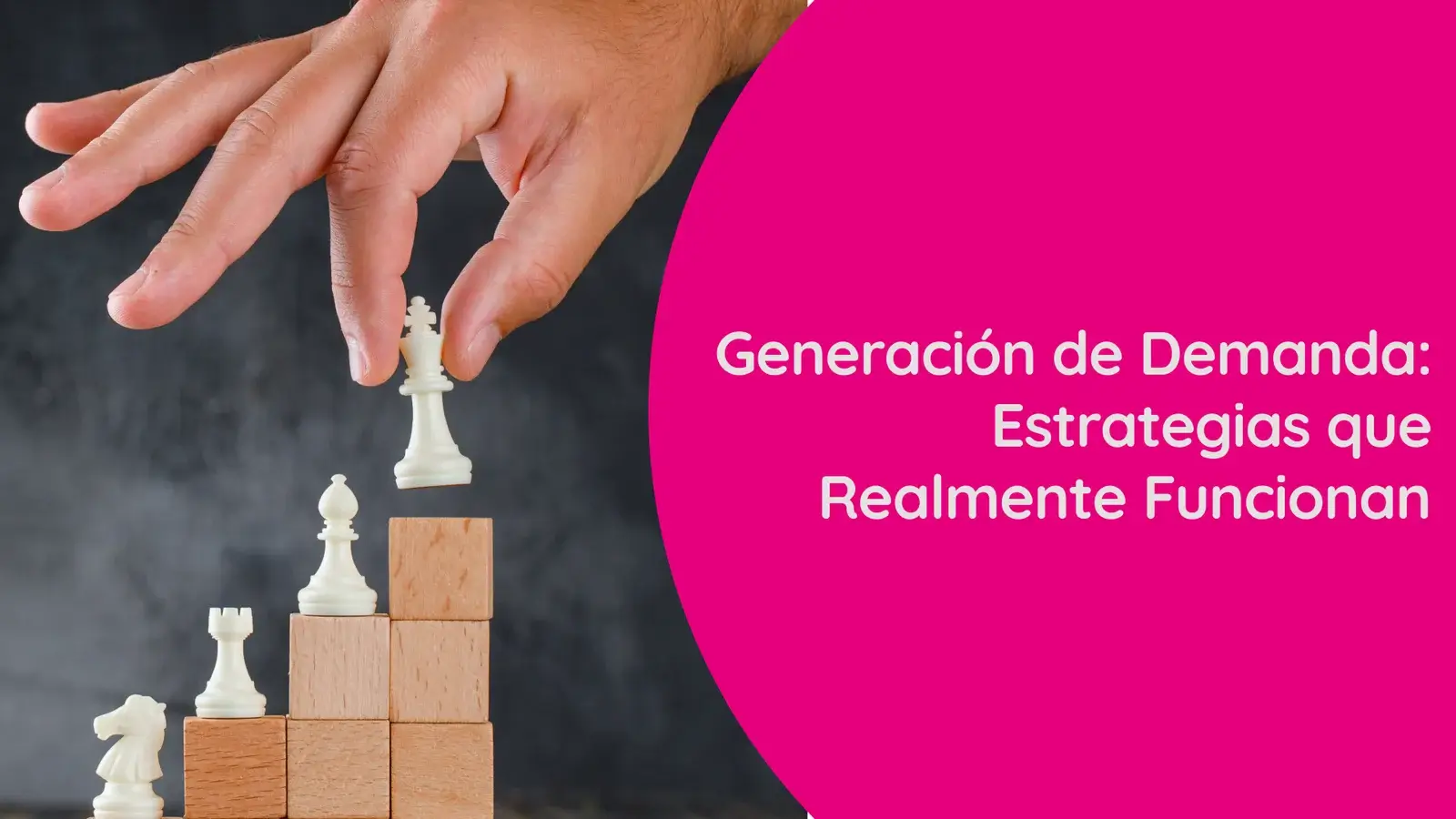 Mano moviendo una pieza de ajedrez sobre bloques de madera, como símbolo de estrategia en generación de demanda para empresas B2B Tech.