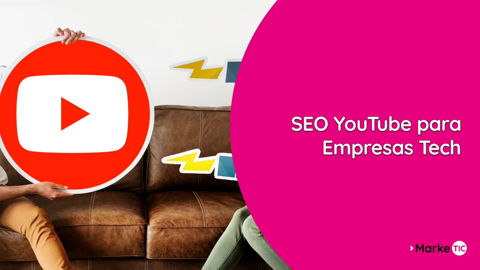 Profesional de marketing analizando métricas de SEO YouTube en un dashboard, con gráficos de rendimiento y palabras clave.
