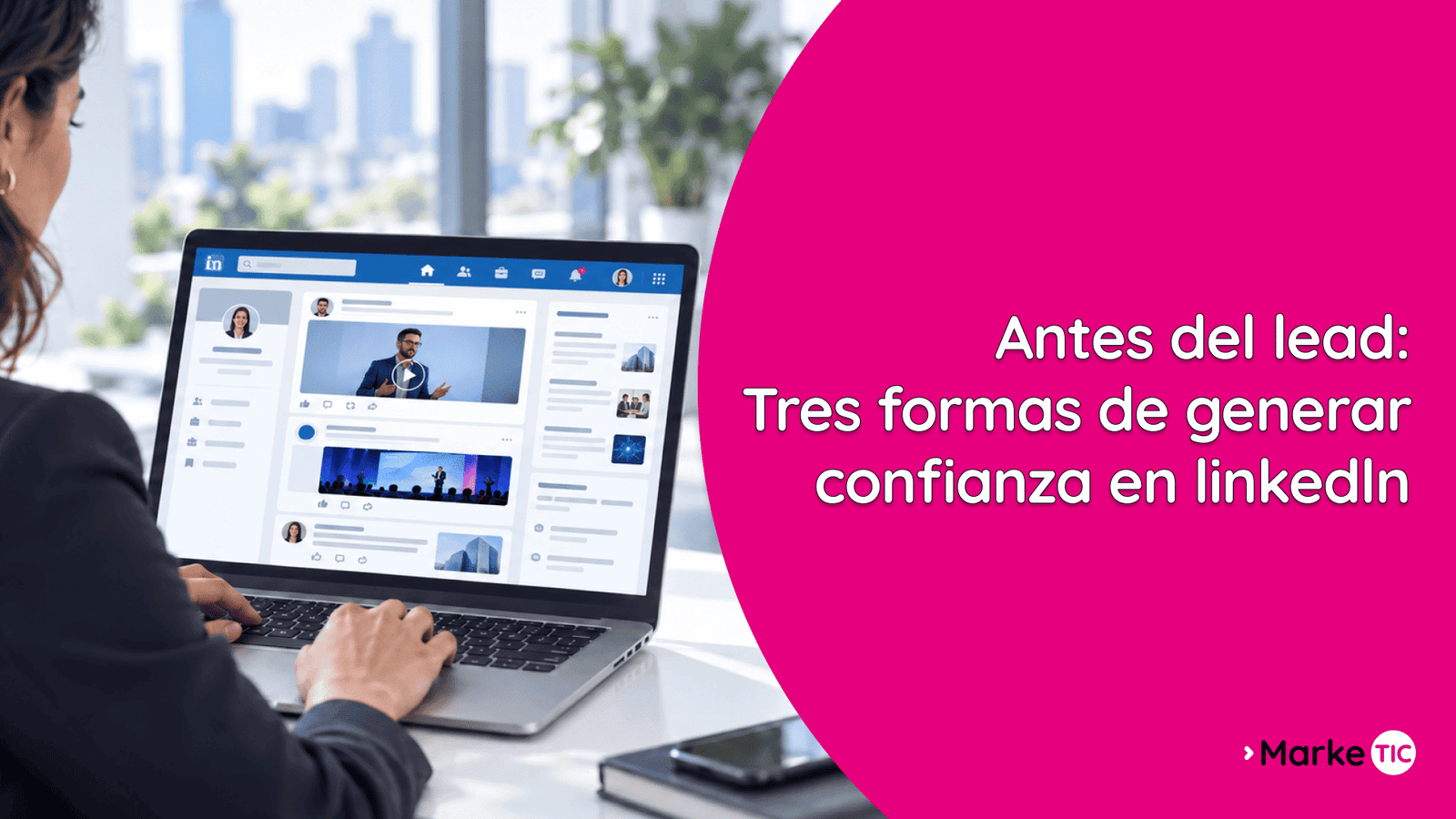 Mujer revisando contenidos para generar confianza en LinkedIn mediante videos, eventos y publicaciones de especialistas.
